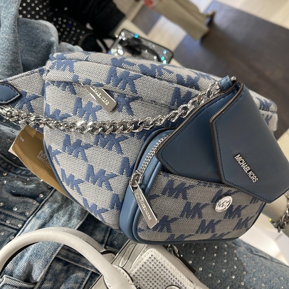 MICHAEL KORS
Maisie Large Logo 2-in-1 Sling Waist Fanny Pack Crossbody 

NWT - Picture 9 of 16